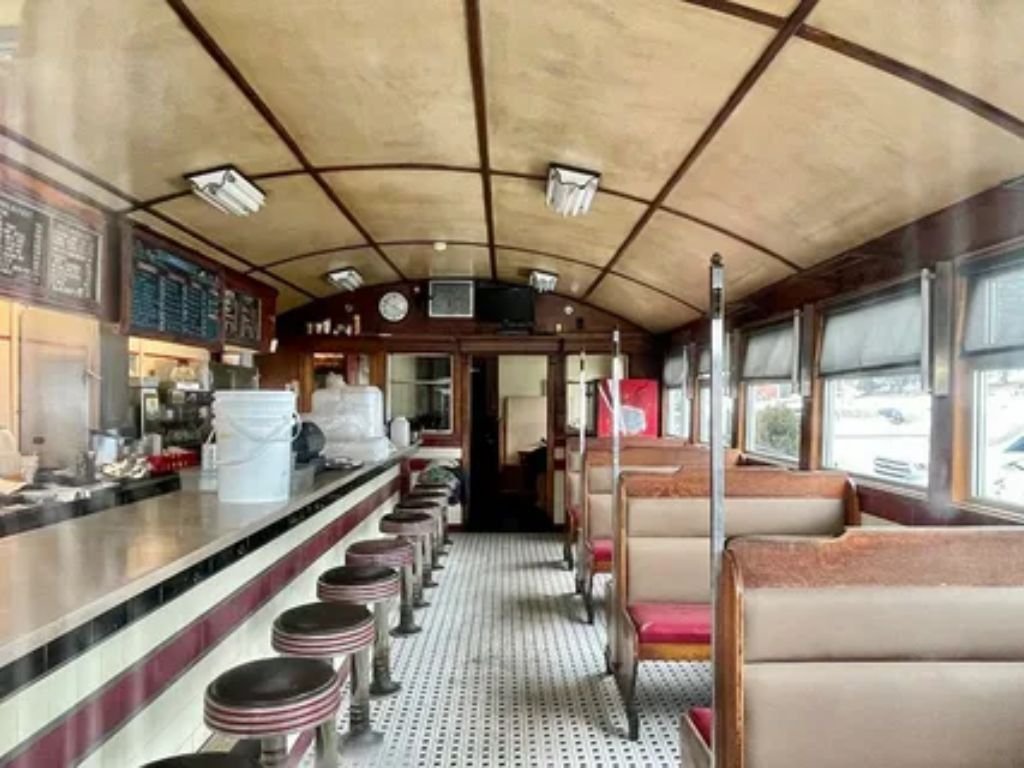 Amtrak dining car setup offering food service and meals onboard